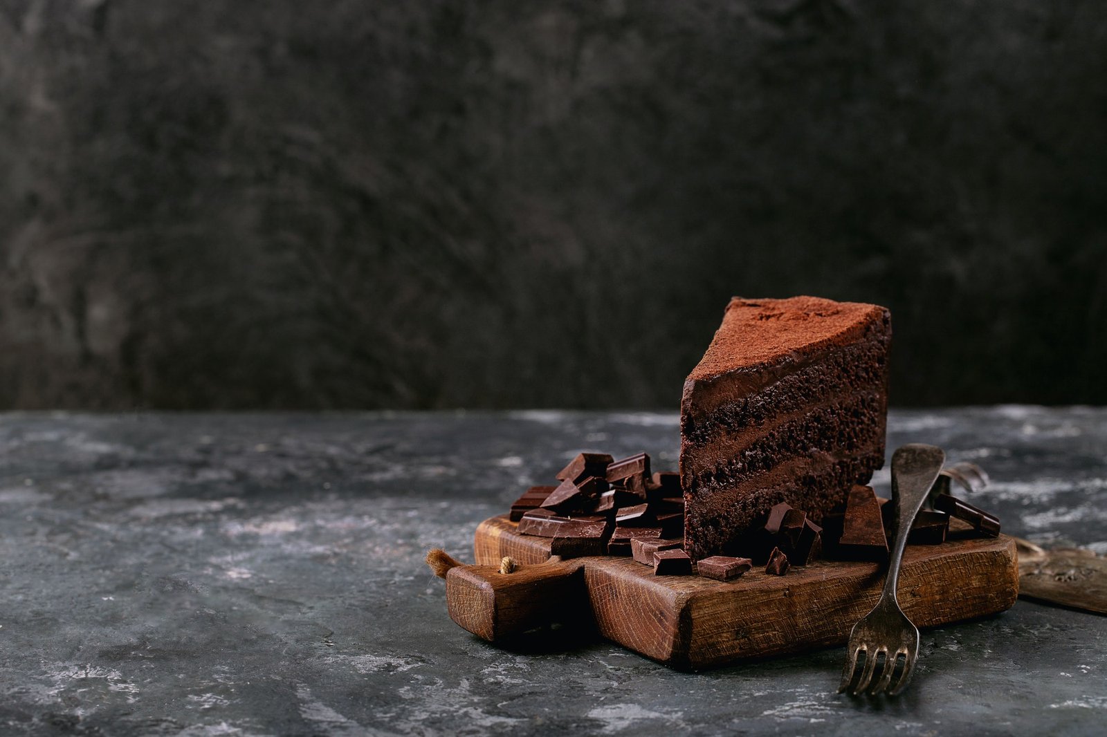 chocolate-cake-served-with-chocolate-bar.jpg